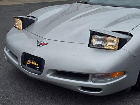 Used 2004 Chevrolet Corvette Coupe w/ Roof Package RWD image 13