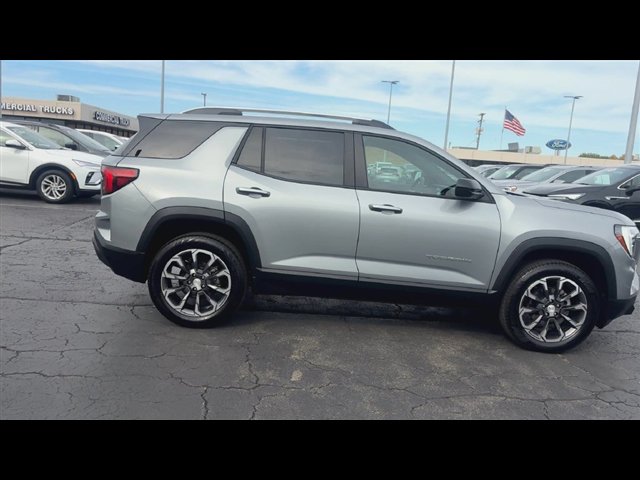 Used 2025 GMC Terrain Elevation w/ Elevation Premium Package AWD/4WD image 9