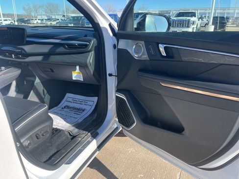 Used 2025 Buick Enclave Avenir image 24