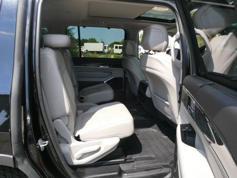 Used 2022 Jeep Wagoneer Series III w/ Premium Group I AWD/4WD image 29
