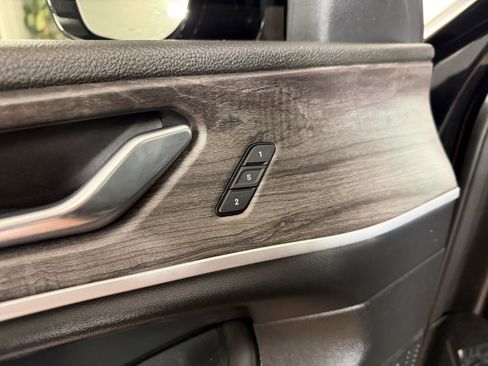 Used 2025 Jeep Grand Cherokee L Limited w/ Black Appearance Package image 17