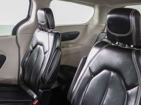 Used 2023 Chrysler Pacifica Touring-L FWD image 24