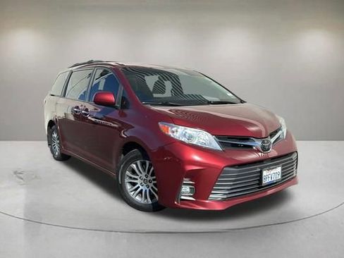 Used 2020 Toyota Sienna XLE w/ XLE Navigation Package FWD image 1