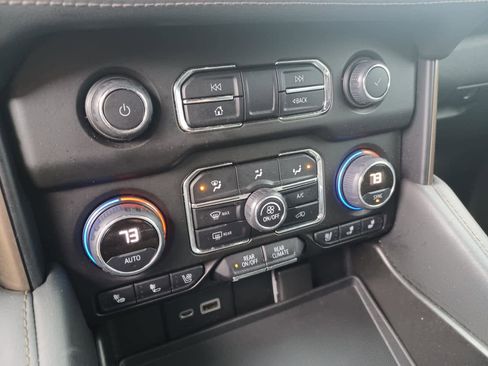 Used 2021 Chevrolet Suburban High Country image 13