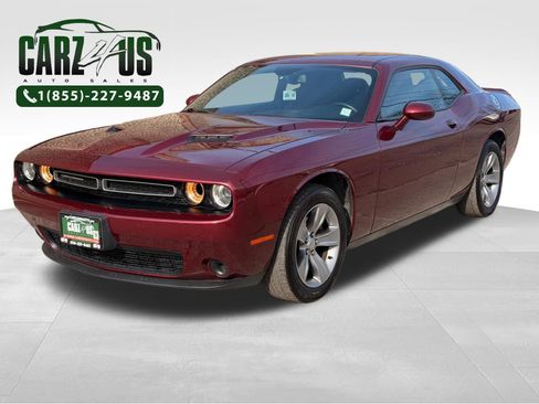Used 2018 Dodge Challenger SXT RWD image 1
