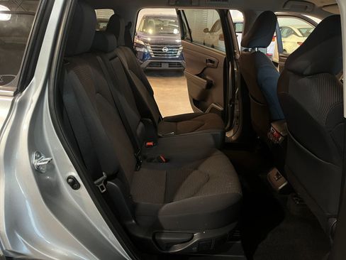 Used 2025 Toyota Highlander LE FWD image 39