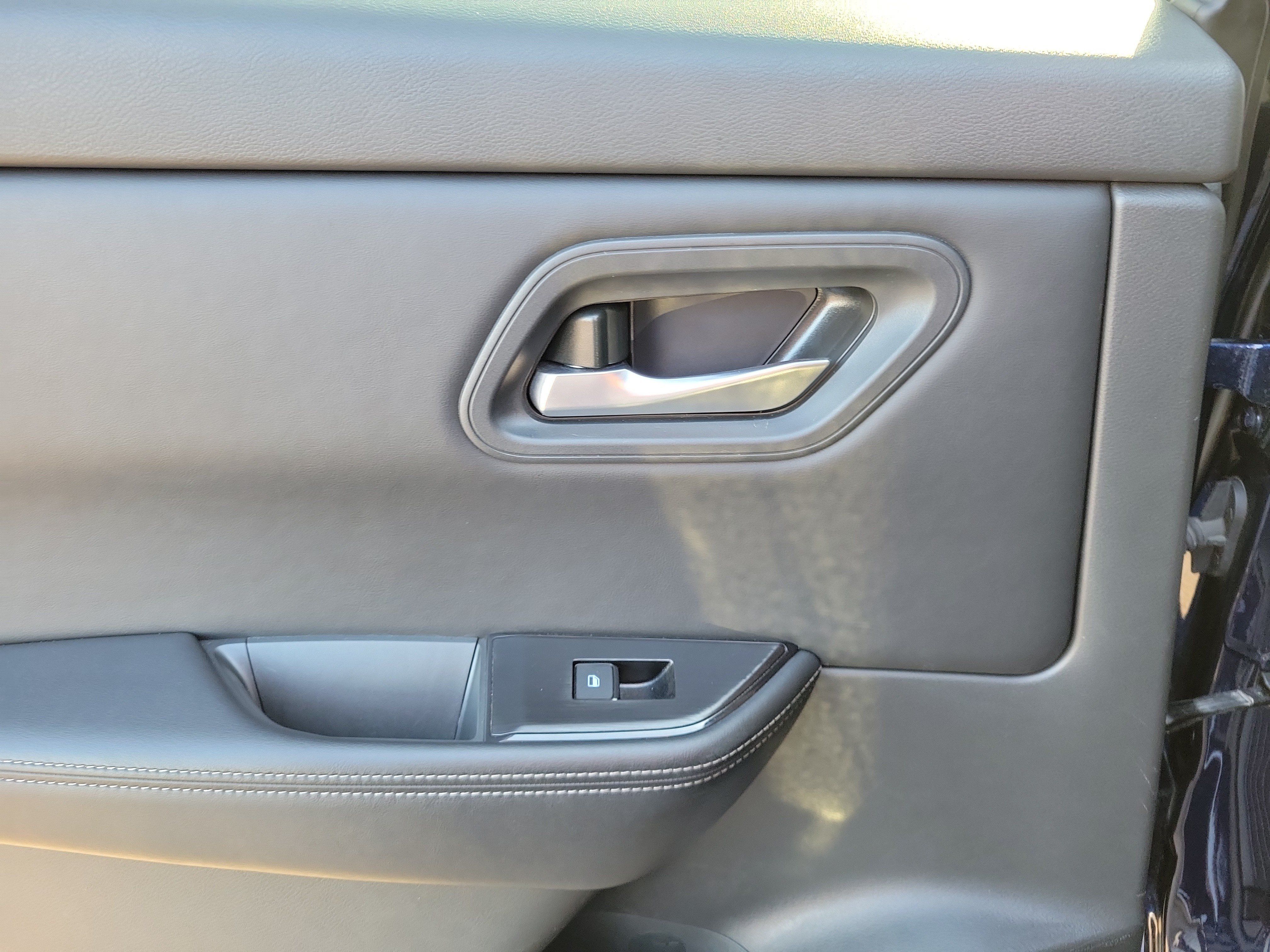Used 2025 Nissan Rogue SV FWD image 12