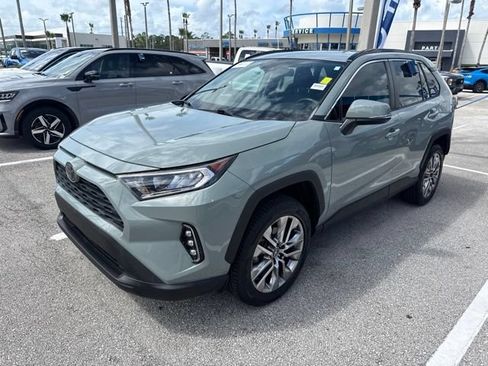Used 2019 Toyota RAV4 XLE Premium w/ Cold Weather Package FWD image 5