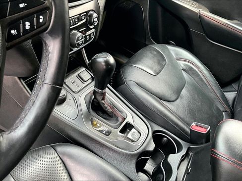 Used 2019 Jeep Cherokee Trailhawk AWD/4WD image 16