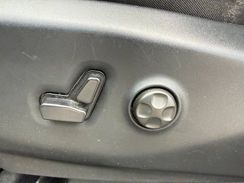 Used 2025 Chrysler Pacifica Limited FWD image 17