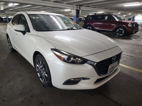 Used 2018 MAZDA MAZDA3 Touring FWD image 2
