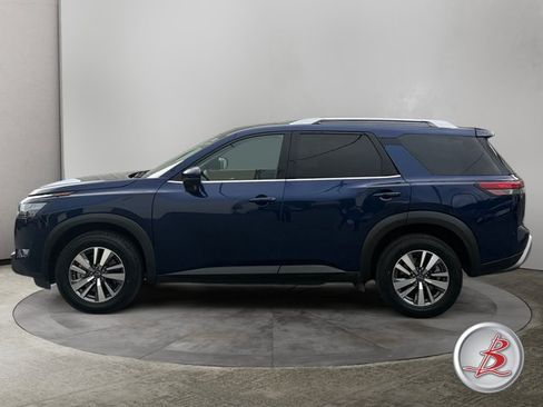 Used 2025 Nissan Pathfinder SL AWD/4WD image 4