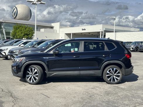 Certified 2022 Volkswagen Taos SE image 2
