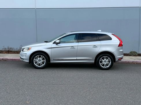 Used 2016 Volvo XC60 T5 Premier w/ Proximity Package image 2