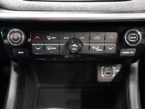 Used 2025 Jeep Compass Latitude w/ Convenience Group AWD/4WD image 28