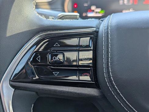 Used 2022 Jeep Grand Cherokee Overland w/ Luxury Tech Group IV image 12