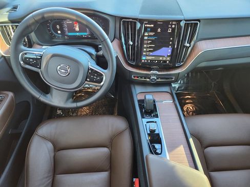 Used 2023 Volvo XC60 B5 Plus image 15