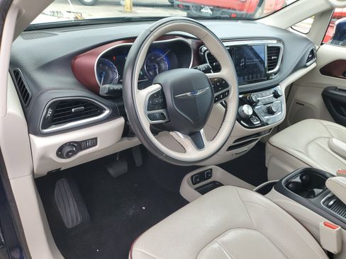 Used 2019 Chrysler Pacifica Limited w/ Tire & Wheel Group FWD image 16