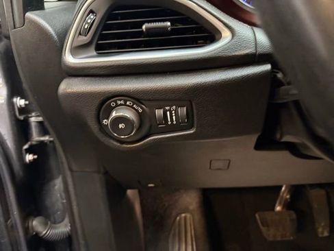 Used 2020 Chrysler Pacifica Limited image 20