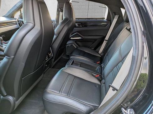 Used 2022 Porsche Cayenne Turbo AWD/4WD image 17