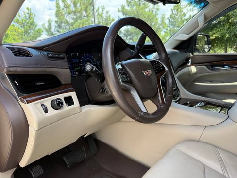 Used 2017 Cadillac Escalade Luxury RWD image 22
