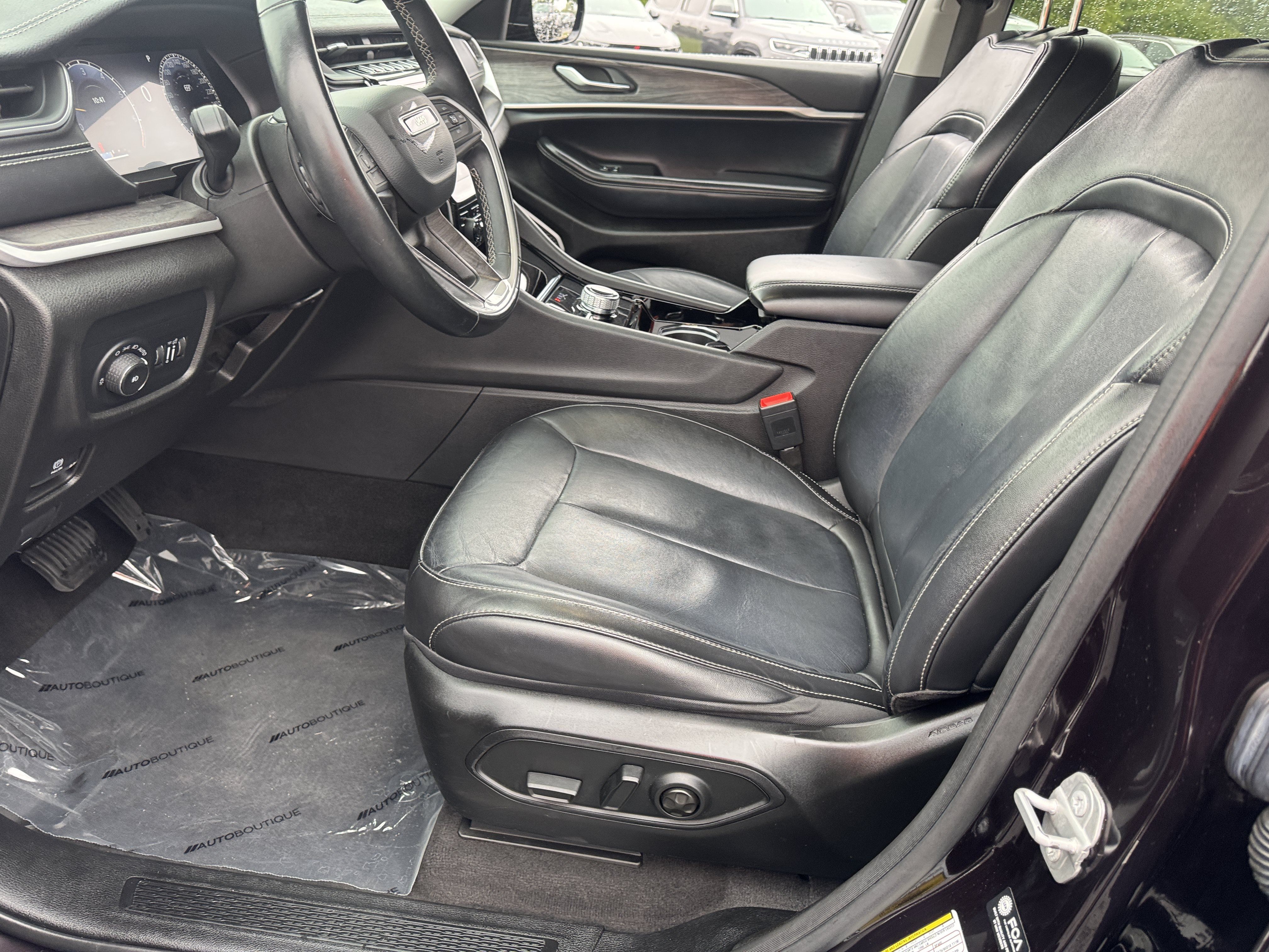 Used 2022 Jeep Grand Cherokee L Limited w/ Black Appearance Package AWD/4WD image 31