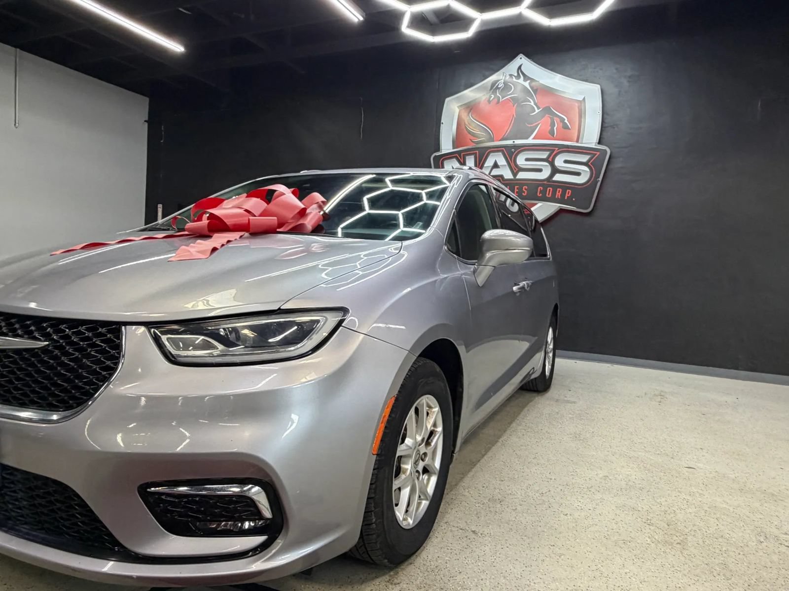 Used 2021 Chrysler Pacifica Touring-L FWD image 2