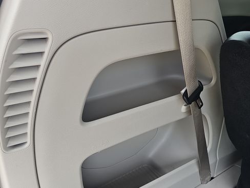 Used 2023 Chrysler Pacifica Touring-L FWD image 11