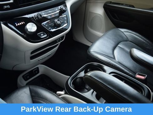 Used 2017 Chrysler Pacifica Touring-L FWD image 13