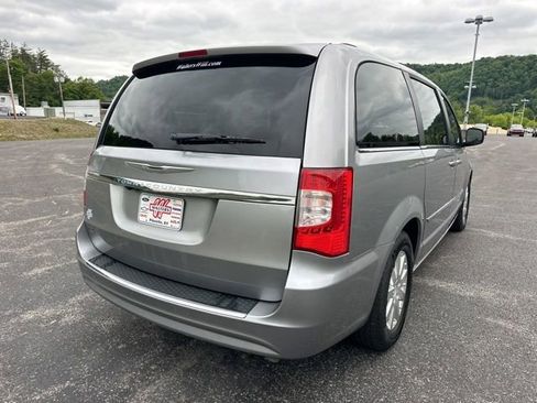 Used 2016 Chrysler Town & Country Touring FWD image 2