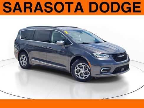 Used 2022 Chrysler Pacifica Limited AWD/4WD image 1