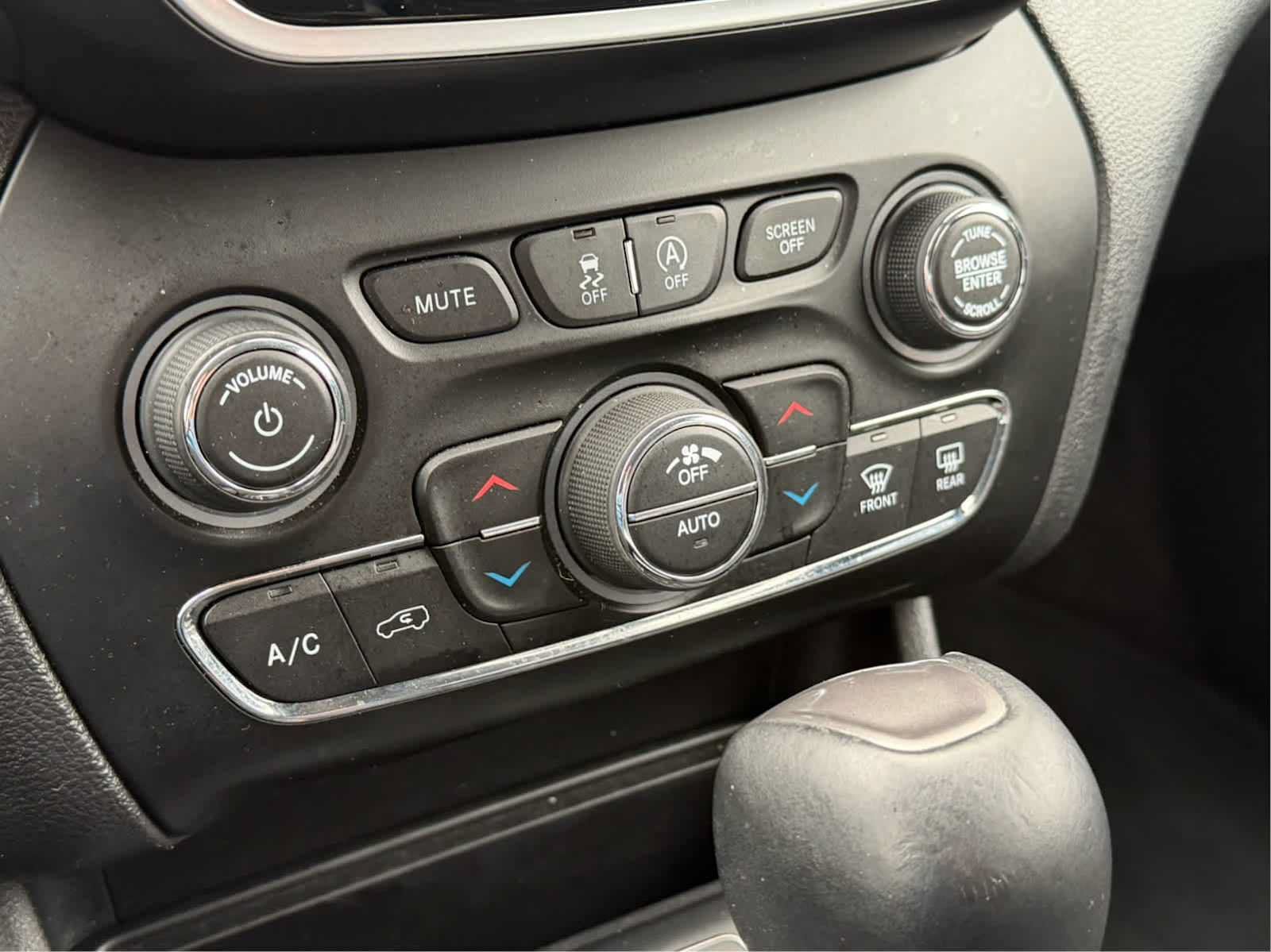 Used 2019 Jeep Cherokee Limited AWD/4WD image 21