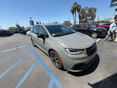 Used 2023 Chrysler Pacifica Limited w/ Uconnect Theater Family Group