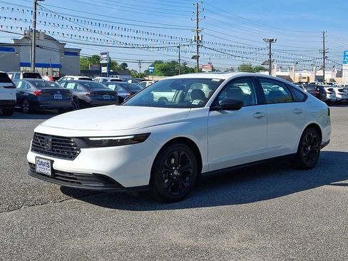 Certified 2025 Honda Accord SE image 3