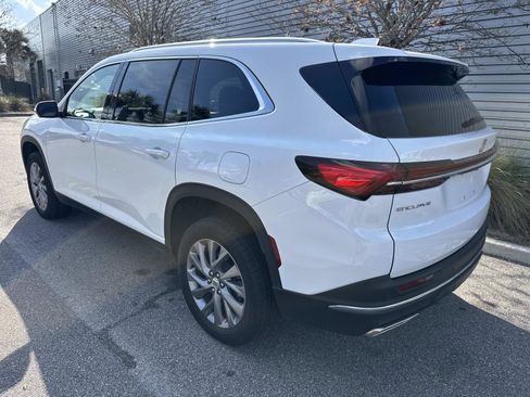 Used 2025 Buick Enclave Preferred image 3