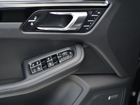 Certified 2026 Porsche Macan AWD/4WD image 29