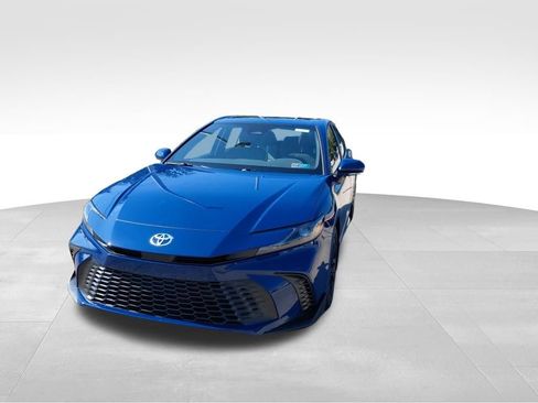 Used 2025 Toyota Camry SE w/ Convenience Package AWD/4WD image 2