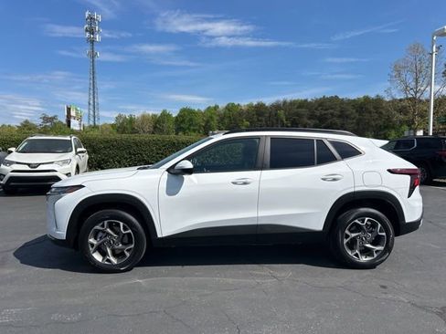 Used 2025 Chevrolet Trax LT w/ LT Convenience Package FWD image 9