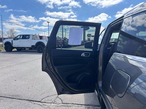 Used 2020 Jeep Grand Cherokee Laredo w/ Quick Order Package 2BN North image 15