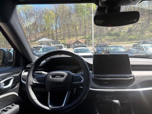 Used 2025 Jeep Compass Limited image 24