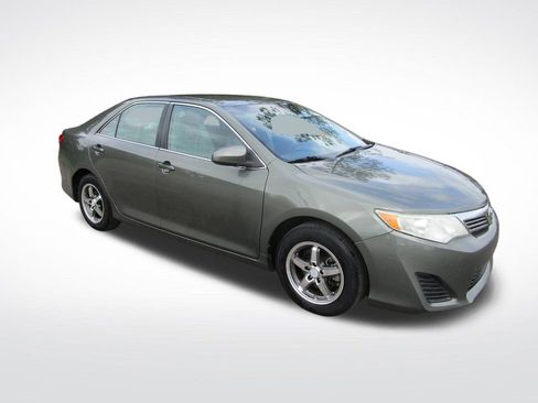 Used 2012 Toyota Camry L image 5