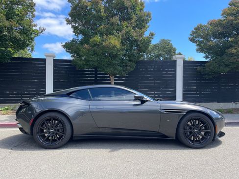 Used 2017 Aston Martin DB11 V12 RWD image 4