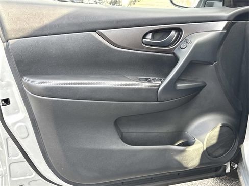 Used 2021 Nissan Rogue Sport S image 15