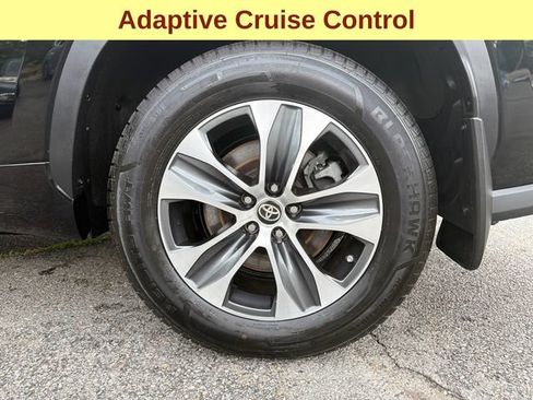 Used 2023 Toyota Highlander XLE AWD/4WD image 9