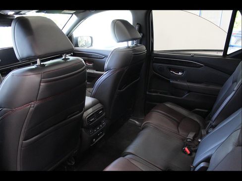 Certified 2025 Honda Pilot Black Edition image 16