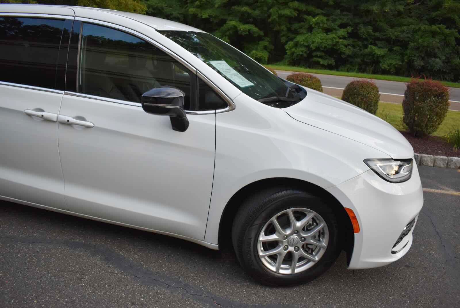 Used 2025 Chrysler Pacifica Select FWD image 69