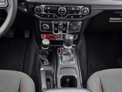 Used 2025 Jeep Wrangler Unlimited Rubicon AWD/4WD image 13