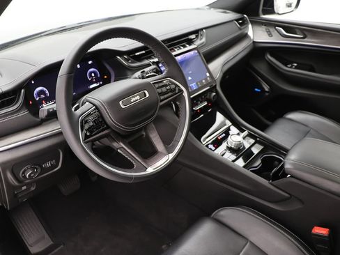 Used 2023 Jeep Grand Cherokee Overland w/ Luxury Tech Group IV AWD/4WD image 14