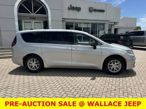 Used 2024 Chrysler Pacifica Touring-L FWD image 6
