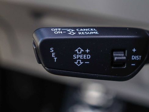 Used 2023 Audi e-tron Premium Plus w/ Premium Plus Package AWD/4WD image 31